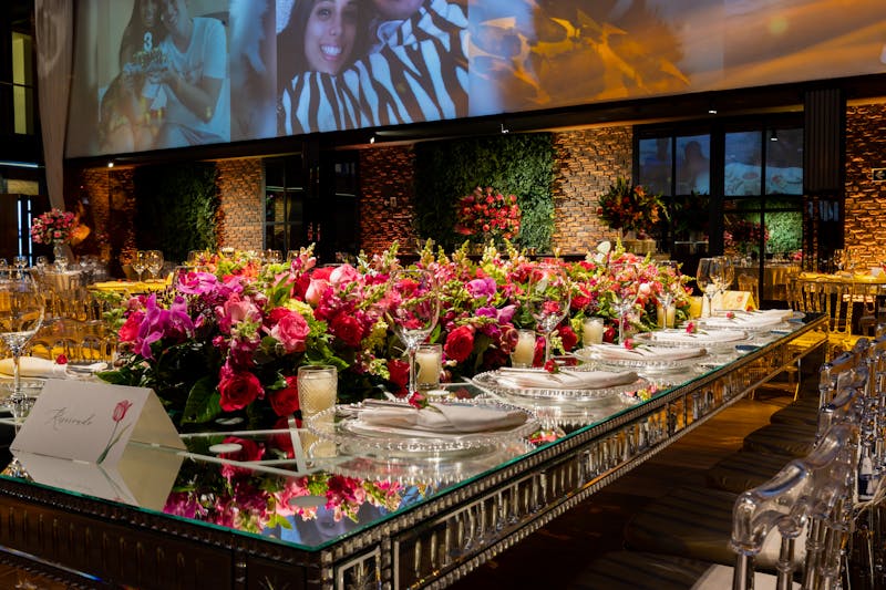 Buffet floral pour réception gastronomique